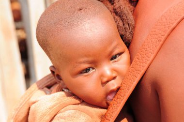 Bebeği olan bir çocuk.