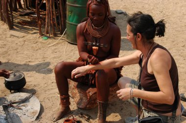 Kız ve etnik giyinmiş Afrikalı bir Amerikalı.