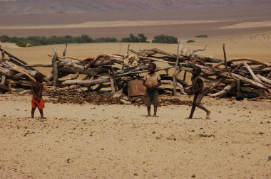 Çöldeki ölü denizin köyü, namibya