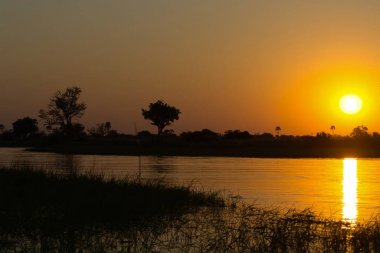 Nehrin üzerinde güzel bir gün batımı