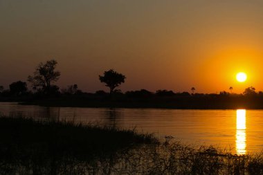 Parlak gün batımının güzel manzarası