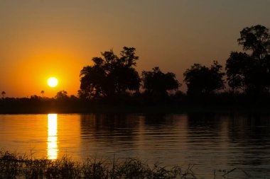 Gün batımını nehirde sabahleyin