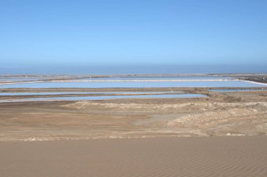 Dağlarda gölü olan güzel bir manzara.