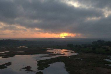 Gölün üzerinde güzel bir gün batımı