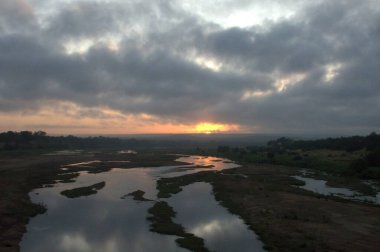 Nehrin üzerinde gün batımı