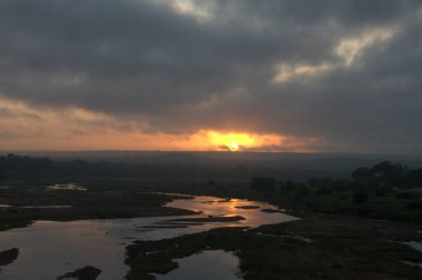 Nehrin üzerinde gün batımı