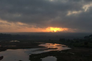 Nehrin üzerinde güzel bir gün batımı