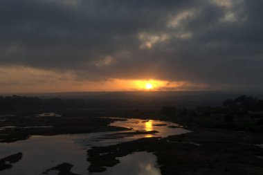Gölün üzerinde güzel bir gün batımı