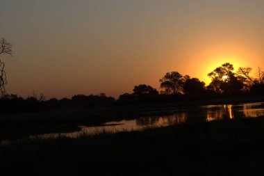 Nehrin üzerinde güzel bir gün batımı