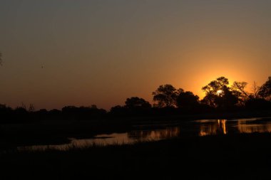 Parktaki gölde gün batımı