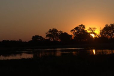 Nehirde gün batımı