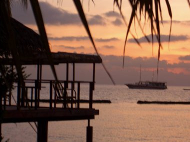 Sahilde gün batımı