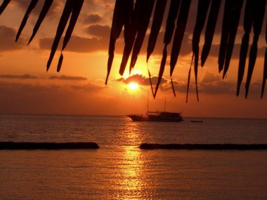 Akdeniz adasında gün batımı.