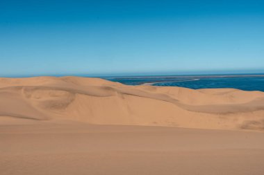 Sahara çölünde kum tepeleri