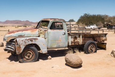 Çölde eski paslı bir kamyon, namibya