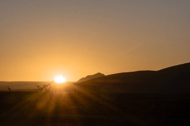 Çölün üzerinde güzel bir gün batımı