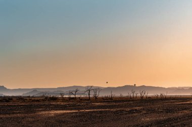 Denizin üzerinde gün batımı