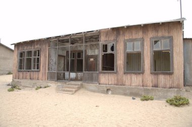 Şehirdeki terk edilmiş eski bina.