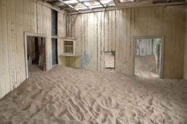 Çölde terk edilmiş bir ev.