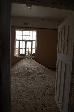 Modern bir binanın içinde.