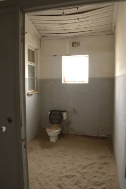 Şehirde terk edilmiş eski bir ev.