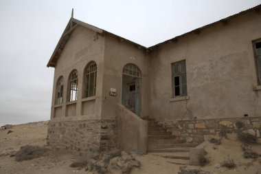 Çölde terk edilmiş eski bir ev