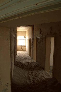 Dağlarda terk edilmiş bir ev.