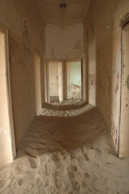 Çöldeki terk edilmiş eski ev.