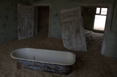 Şehirde terk edilmiş eski bir ev.