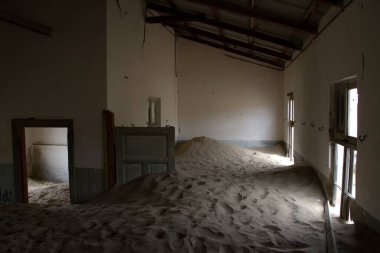 Şehirdeki terk edilmiş bina