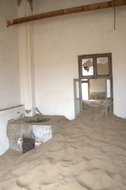 Şehirdeki terk edilmiş bina