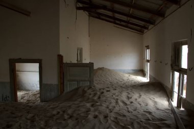 Çöldeki terk edilmiş bina.