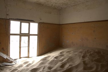 Şehirde terk edilmiş eski bir ev.