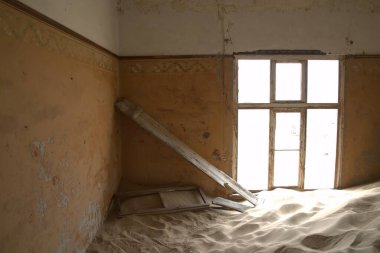 Solitaire Unutulmuş Köy Namib Çölü, Solitaire, Namibya 'nın göbeğindeki terk edilmiş köy, paslanmış arabalar ve çöl kumları zamanın nasıl durduğuna dair hikayeler anlatıyor..