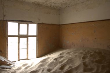 Solitaire Unutulmuş Köy Namib Çölü, Solitaire, Namibya 'nın göbeğindeki terk edilmiş köy, paslanmış arabalar ve çöl kumları zamanın nasıl durduğuna dair hikayeler anlatıyor..