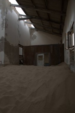 Solitaire Unutulmuş Köy Namib Çölü, Solitaire, Namibya 'nın göbeğindeki terk edilmiş köy, paslanmış arabalar ve çöl kumları zamanın nasıl durduğuna dair hikayeler anlatıyor..