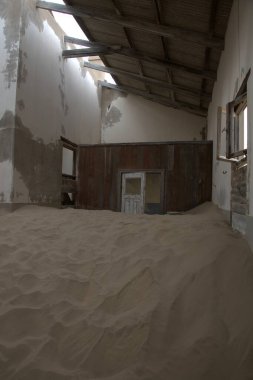 Solitaire Unutulmuş Köy Namib Çölü, Solitaire, Namibya 'nın göbeğindeki terk edilmiş köy, paslanmış arabalar ve çöl kumları zamanın nasıl durduğuna dair hikayeler anlatıyor..