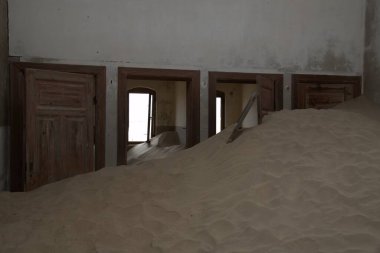 Solitaire Unutulmuş Köy Namib Çölü, Solitaire, Namibya 'nın göbeğindeki terk edilmiş köy, paslanmış arabalar ve çöl kumları zamanın nasıl durduğuna dair hikayeler anlatıyor..