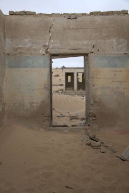 Solitaire Unutulmuş Köy Namib Çölü, Solitaire, Namibya 'nın göbeğindeki terk edilmiş köy, paslanmış arabalar ve çöl kumları zamanın nasıl durduğuna dair hikayeler anlatıyor..