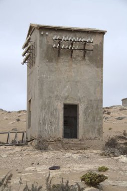 Solitaire Unutulmuş Köy Namib Çölü, Solitaire, Namibya 'nın göbeğindeki terk edilmiş köy, paslanmış arabalar ve çöl kumları zamanın nasıl durduğuna dair hikayeler anlatıyor..