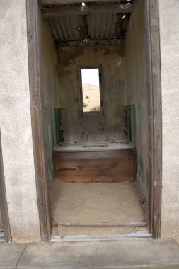 Solitaire Unutulmuş Köy Namib Çölü, Solitaire, Namibya 'nın göbeğindeki terk edilmiş köy, paslanmış arabalar ve çöl kumları zamanın nasıl durduğuna dair hikayeler anlatıyor..