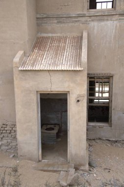 Solitaire Unutulmuş Köy Namib Çölü, Solitaire, Namibya 'nın göbeğindeki terk edilmiş köy, paslanmış arabalar ve çöl kumları zamanın nasıl durduğuna dair hikayeler anlatıyor..