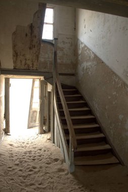 Solitaire Unutulmuş Köy Namib Çölü, Solitaire, Namibya 'nın göbeğindeki terk edilmiş köy, paslanmış arabalar ve çöl kumları zamanın nasıl durduğuna dair hikayeler anlatıyor..