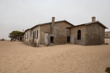 Solitaire Unutulmuş Köy Namib Çölü, Solitaire, Namibya 'nın göbeğindeki terk edilmiş köy, paslanmış arabalar ve çöl kumları zamanın nasıl durduğuna dair hikayeler anlatıyor..