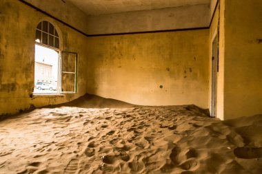 Solitaire Unutulmuş Köy Namib Çölü, Solitaire, Namibya 'nın göbeğindeki terk edilmiş köy, paslanmış arabalar ve çöl kumları zamanın nasıl durduğuna dair hikayeler anlatıyor..