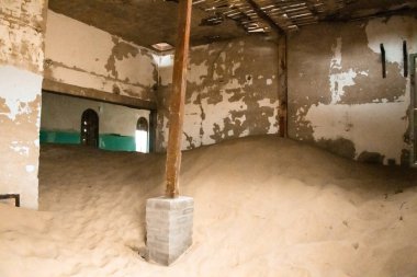 Solitaire Unutulmuş Köy Namib Çölü, Solitaire, Namibya 'nın göbeğindeki terk edilmiş köy, paslanmış arabalar ve çöl kumları zamanın nasıl durduğuna dair hikayeler anlatıyor..