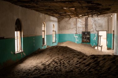 Solitaire Unutulmuş Köy Namib Çölü, Solitaire, Namibya 'nın göbeğindeki terk edilmiş köy, paslanmış arabalar ve çöl kumları zamanın nasıl durduğuna dair hikayeler anlatıyor..