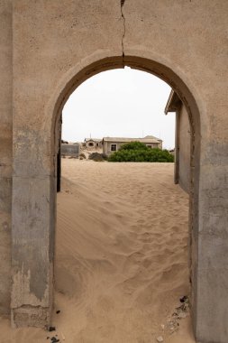 Solitaire Unutulmuş Köy Namib Çölü, Solitaire, Namibya 'nın göbeğindeki terk edilmiş köy, paslanmış arabalar ve çöl kumları zamanın nasıl durduğuna dair hikayeler anlatıyor..