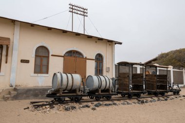 Solitaire Unutulmuş Köy Namib Çölü, Solitaire, Namibya 'nın göbeğindeki terk edilmiş köy, paslanmış arabalar ve çöl kumları zamanın nasıl durduğuna dair hikayeler anlatıyor..