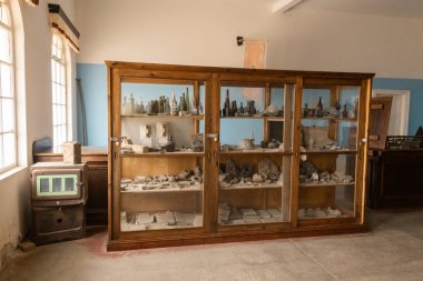 Solitaire Unutulmuş Köy Namib Çölü, Solitaire, Namibya 'nın göbeğindeki terk edilmiş köy, paslanmış arabalar ve çöl kumları zamanın nasıl durduğuna dair hikayeler anlatıyor..